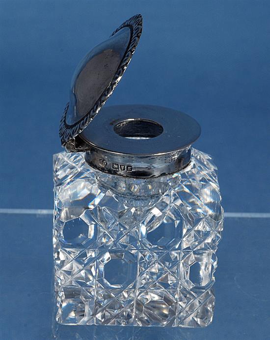 A good Edwardian silver and tortoiseshell inkstand, Length approx 6 ½”/164mm Depth approx 5”/125mm Weight base only 7.7oz/219grms.
